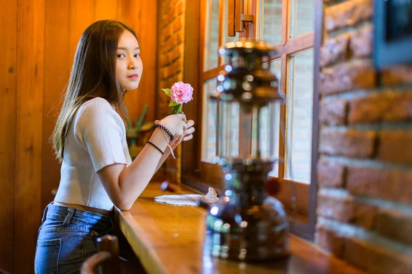 Schöne Frau Sitzt Einem Stuhl Einem Café — Stockfoto