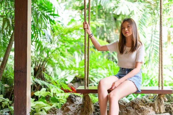 Schöne Frauensitze Park — Stockfoto