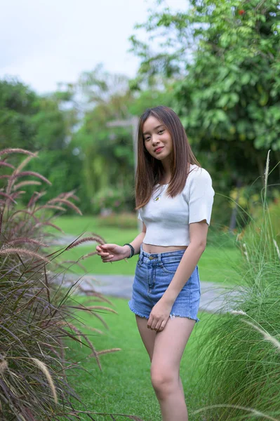 Mulheres Bonitas Assentos Parque — Fotografia de Stock