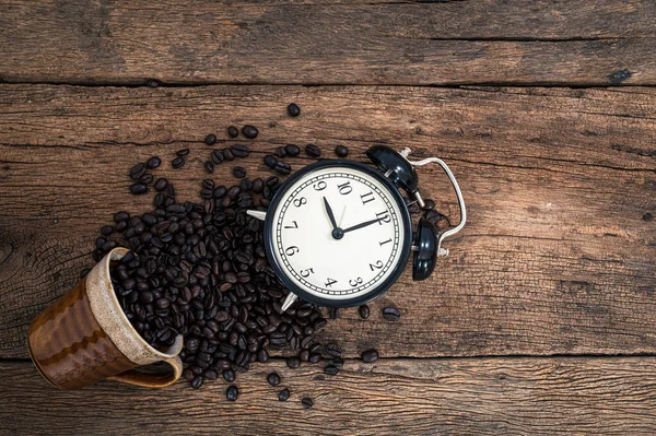 Uhr Und Kaffeebohnen Auf Dem Schreibtisch Draufsicht — Stockfoto