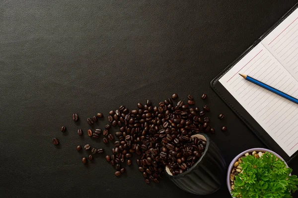 Anteckningsbok Och Kaffebönor Placeras Skrivbordet Ovanifrån — Stockfoto