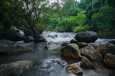 Nakhon Nayok 'daki Nang Rong Şelalesi' nin dingin güzelliğini görün. Yeşillik ve akan su, doğaya mükemmel bir kaçış sağlar. Rahatlama ve keşif için ideal..