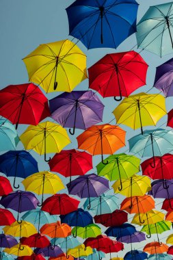 Gökyüzü, sokak karşı çok renkli şemsiyeler dekore edilmiş.