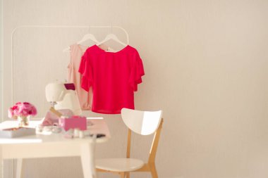 İşyeri dikiş ve iğne işi beyaz mobilya ile parlak bir odada. Bulanıklaştırma efekti ve seçici odak.