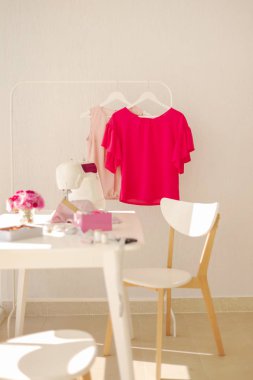 İşyeri dikiş ve iğne işi beyaz mobilya ile parlak bir odada. Bulanıklaştırma efekti ve seçici odak.