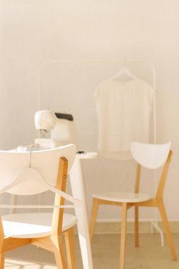 İşyeri dikiş ve iğne işi beyaz mobilya ile parlak bir odada. Bulanıklaştırma efekti ve seçici odak.