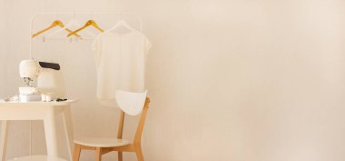 İşyeri dikiş ve iğne işi beyaz mobilya ile parlak bir odada. Bulanıklaştırma efekti ve seçici odak.