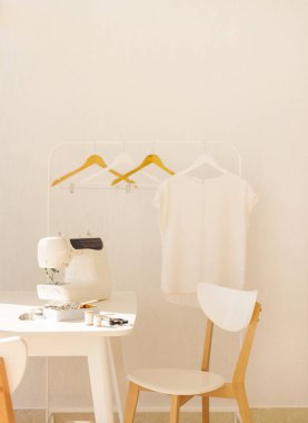 İşyeri dikiş ve iğne işi beyaz mobilya ile parlak bir odada. Bulanıklaştırma efekti ve seçici odak.