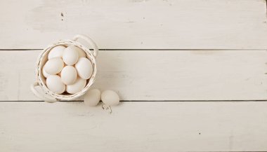 Mutlu Paskalyalar. Paskalya dekorasyon - Paskalya yumurtaları ve çiçekli dallar Beyaz ahşap zemin üzerinde. Seçici odak.