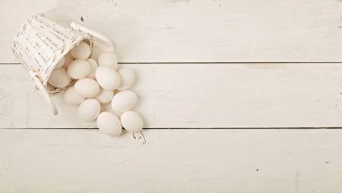 Mutlu Paskalyalar. Paskalya dekorasyon - Paskalya yumurtaları ve çiçekli dallar Beyaz ahşap zemin üzerinde. Seçici odak.