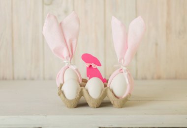 Mutlu Paskalyalar. Dekor Paskalya yumurta - Paskalya tavşan kulakları şeklinde peçete. Seçici odak.