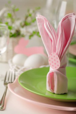 Mutlu Paskalyalar. Paskalya tablo - çiçekli ağaç bahar dalları, pembe ve yeşil renk yemekler dekor ve tablo ayarı. Seçici odak.