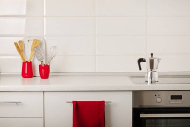 İç beyaz mutfak mutfak aletleri ve kırmızı çanak çömlek. Seçici odak.