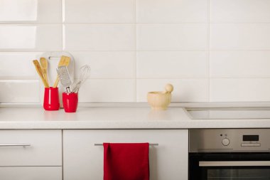 İç beyaz mutfak mutfak aletleri ve kırmızı çanak çömlek. Seçici odak.