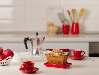 İç beyaz mutfak mutfak aletleri ve kırmızı çanak çömlek. Seçici odak.