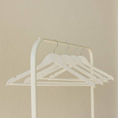 Askı raf Beyaz dizi. Seçici odak