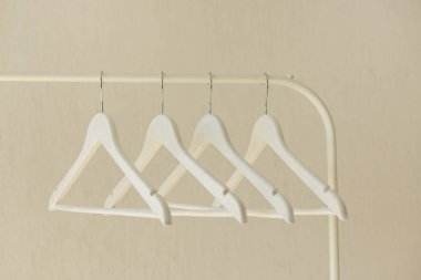 Askı raf Beyaz dizi. Seçici odak