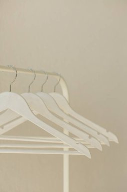 Askı raf Beyaz dizi. Seçici odak