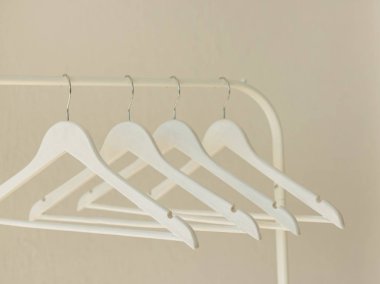 Askı raf Beyaz dizi. Seçici odak