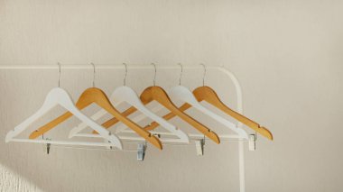 Askı raf Beyaz dizi. Seçici odak