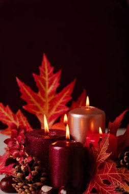 Sonbahar natürmort - mumlar, yaprakları ve yastıklar arka plan üzerinde konisi. Seçici odak.