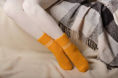 Kadın ayakları sıcak beyaz külotlu çorap örme ve beyaz zemin üzerine sarı çorap faux kürk ürünleri.