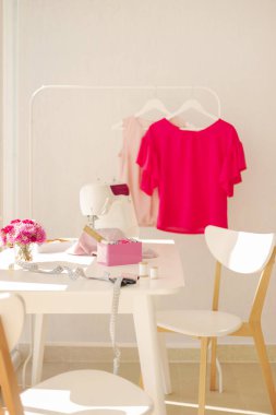 İşyeri dikiş ve iğne işi beyaz mobilya ile parlak bir odada. Bulanıklaştırma efekti ve seçici odak.