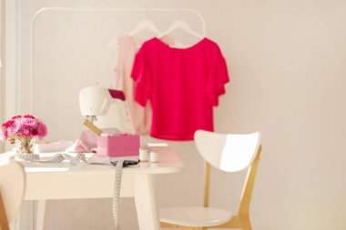 İşyeri dikiş ve iğne işi beyaz mobilya ile parlak bir odada. Bulanıklaştırma efekti ve seçici odak.