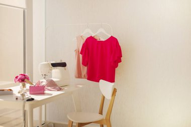 İşyeri dikiş ve iğne işi beyaz mobilya ile parlak bir odada. Bulanıklaştırma efekti ve seçici odak.