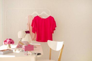 İşyeri dikiş ve iğne işi beyaz mobilya ile parlak bir odada. Bulanıklaştırma efekti ve seçici odak.