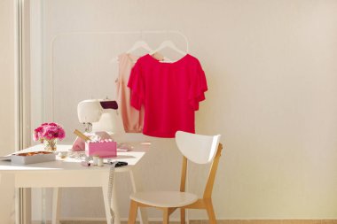 İşyeri dikiş ve iğne işi beyaz mobilya ile parlak bir odada. Bulanıklaştırma efekti ve seçici odak.