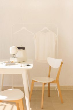 İşyeri dikiş ve iğne işi beyaz mobilya ile parlak bir odada. Bulanıklaştırma efekti ve seçici odak.