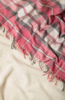 Kış zamanı. Rahat, sıcak ve pembe bir battaniye ve bir fincan kahve ve kruvasan yatakta. Seçici odak.