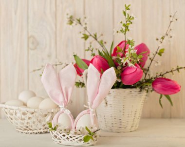 Mutlu Paskalyalar. Dekor küçük beyaz sepet Paskalya yumurta. Seçici odak.