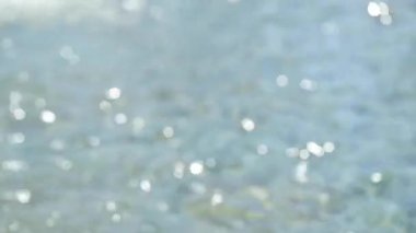 Güneşli bir gün. Güzel güneş parlamayı su. Makro çekim, arka plan bulanık. Seçici odak.