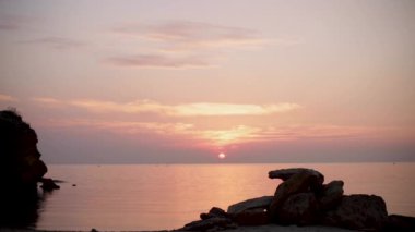 Güzel pembe günbatımı (gündoğumu) denizde martılar uçan tam sakin. Seçici odak.