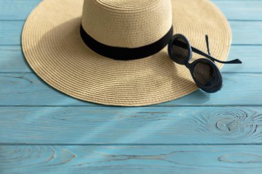 Bayan aksesuarlar - ayakkabı, şapka ve güneş gözlüğü mavi renk. 