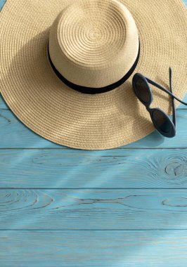 Bayan aksesuarlar - ayakkabı, şapka ve güneş gözlüğü mavi renk. 