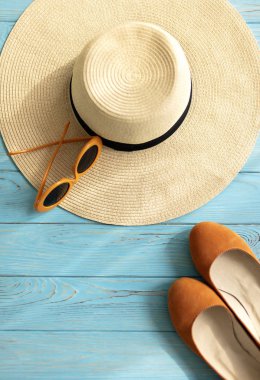 Bayan aksesuarlar - ayakkabı, şapka ve güneş gözlüğü turuncu renk.