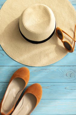 Bayan aksesuarlar - ayakkabı, şapka ve güneş gözlüğü turuncu renk.