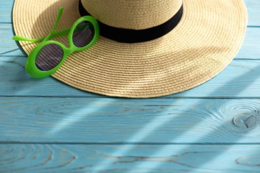 Bayan aksesuarlar - ayakkabı, şapka ve güneş gözlüğü yeşil renk. 