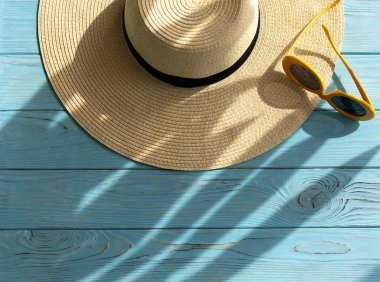 Bayan aksesuarlar - ayakkabı, şapka ve güneş gözlüğü sarı renk.