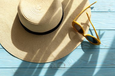 Bayan aksesuarlar - ayakkabı, şapka ve güneş gözlüğü sarı renk.