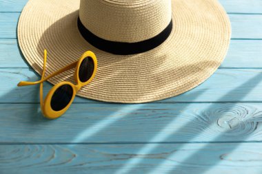 Bayan aksesuarlar - ayakkabı, şapka ve güneş gözlüğü sarı renk.