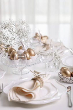 Mutlu Paskalyalar! Altın dekor ve Tablo ayarı Paskalya tablo ile beyaz renk beyaz yemekleri.