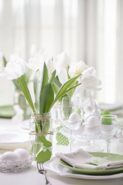 Dekor ve Tablo ayarı Beyaz Lale ile Paskalya tablosunun bir