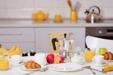 Kahvaltı zamanı. Kruvasan ve portakal suyu, reçel ve bal. Coff