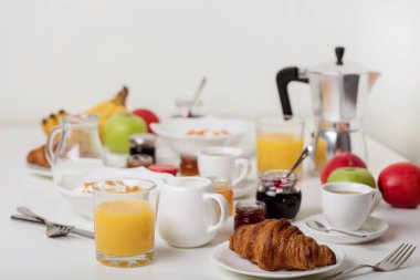 Kahvaltı zamanı. Kruvasan ve portakal suyu, reçel ve bal. Coff