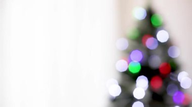 Mutlu Noeller! Oyuncak ve parlak çelenklerle Noel ağacı. Güzel bulanık arkaplan. Seçici odak.