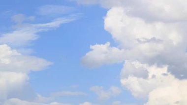 Mavi gökyüzüne karşı beyaz güzel bulutlar.